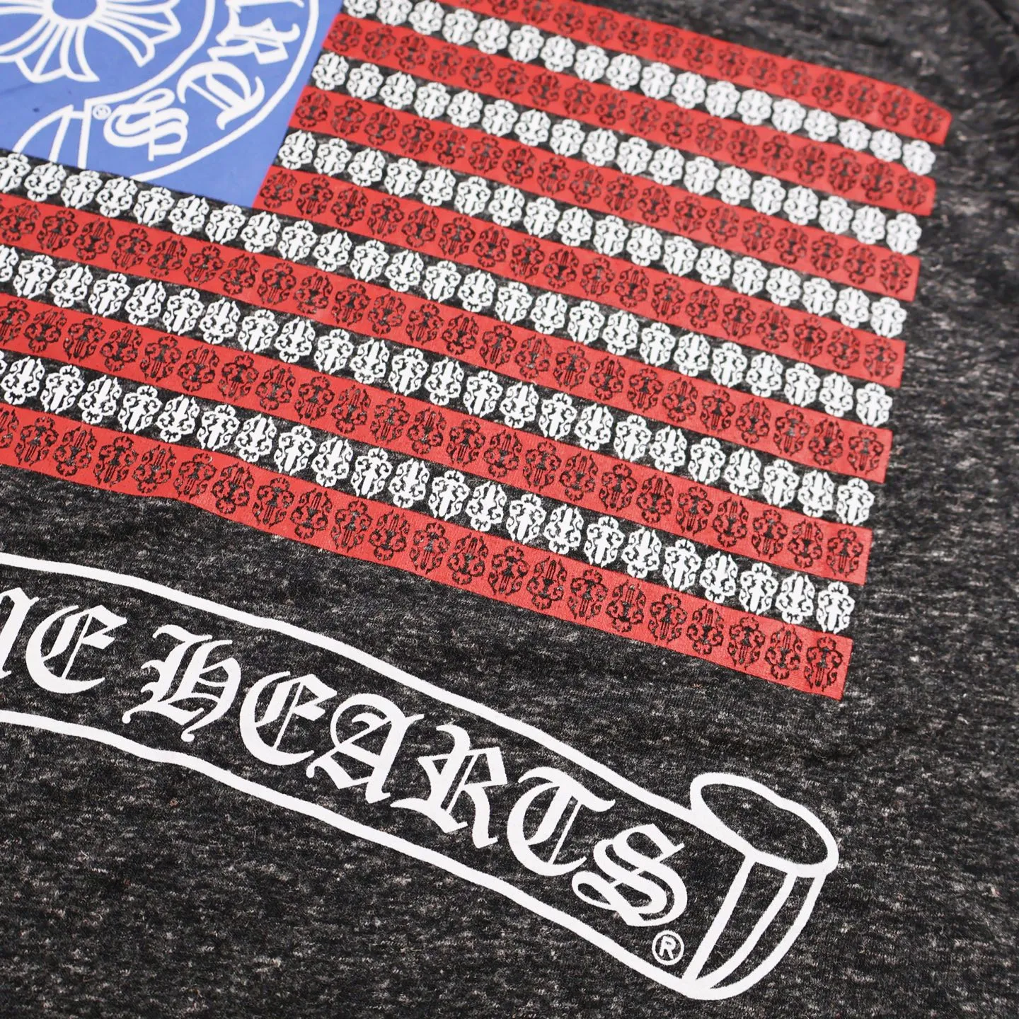 🅿️340 [Exclusive supply] CH Croix Heart Flag Printed Long Sleeve (Gray) The original version was purchased from Japan Osaka National Specialty School for 4500. The fabric is made of 230 grams of cotton. The printing adopts manual glue printing process. Customized auxiliary materials, produced by large manufacturers, are very demanding in workmanship, and the upper body is comfortable and natural. Size:S-M-L